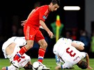 Jaroslav Pla�il (vlevo) a Michal Kadlec skon�ili v kotrmelcích, ruský zálo�ník...