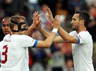 DOBRÁ PRÁCE. Michal Kadlec (vlevo) přijímá gratulaci od Tomáše Sivoka po DOBRÁ PRÁCE. Michal Kadlec (vlevo) přijímá gratulaci od Tomáše Sivoka po
