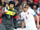 TOHLE SI MUSÍME VYSVĚTLIT. Čeští fotbalisté Petr Čech (vlevo) a Michal Kadlec TOHLE SI MUSÍME VYSVĚTLIT. Čeští fotbalisté Petr Čech (vlevo) a Michal Kadlec