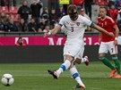 KRÁTKÝ ROZEBĚH A RÁNA LEVAČKOU. Český reprezentační obránce Michal Kadlec kope KRÁTKÝ ROZEBĚH A RÁNA LEVAČKOU. Český reprezentační obránce Michal Kadlec kope