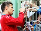 PODPIS P�ES PLOT. Fotbalový úto�ník Milan Baro� se podepisuje fanou�k�m, kte�í...