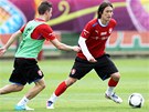S MÍČEM. Že se Tomáš Rosický (vpravo) zapojil do tréninku naplno, dokazuje i S MÍČEM. Že se Tomáš Rosický (vpravo) zapojil do tréninku naplno, dokazuje i