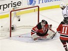 ROZHODUJ�C� G�L. Brank�� New Jersey Martin Brodeur u� v�, �e je zle. P�i
