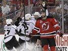 J�SOT A HO�KOST. Hokejist� Los Angeles slav�, i druh� fin�le Stanley Cupu proti