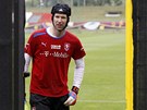 DOVNITŘ JEN VYVOLENÍ. Petr Čech opouští uzavřený trénink české reprezentace v DOVNITŘ JEN VYVOLENÍ. Petr Čech opouští uzavřený trénink české reprezentace v