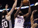 James Harden (uprost�ed) z Oklahomy City �to�� na ko�, br�nit se mu v tom sna��