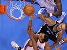 Thabo Sefolosha z Ohlahomy City dop�ch�v� m�� do ko�e, marn� mu v tom br�n�