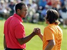 Tiger Woods (vlevo) přijímá gratulaci od Rickieho Fowlera. Tiger Woods (vlevo) přijímá gratulaci od Rickieho Fowlera.
