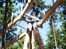 V�stavba stezky korunami strom� na Kramol�n� u Lipna nad Vltavou, detail