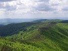 Hřebenovka k vrcholu Nagy Hideg hegy (vpravo), vlevo v dálce Dunaj a pohoří Hřebenovka k vrcholu Nagy Hideg hegy (vpravo), vlevo v dálce Dunaj a pohoří