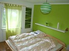 Lo�nici je lad�n� do syt� zelen� barvy v kombinaci se d�evem. 