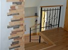 �ten�� se po studiu rozhodl nast�hovat k babi�ce na p�du, tu rekonstruoval t�i