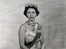 Královna Al�b�ta II. na oficiálním portrétu z roku 1957 