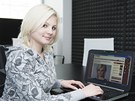 V�t�zka Hlasu �eskoSlovenska Ivanna Bagov� p�i chatu se �ten��i iDNES.cz