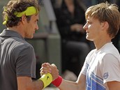 GRATULACE. O čem si po osmifinálovém duelu povídají Roger federer a David GRATULACE. O čem si po osmifinálovém duelu povídají Roger federer a David