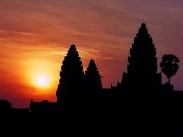 Na Angkor se vyplat� jet �asn� r�no, v�chod slunce nad chr�my je opravdu