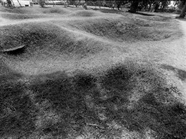 Prohlubn� po masov�ch hrobech v Choeung Ek, zn�m�m jako Killing fields.