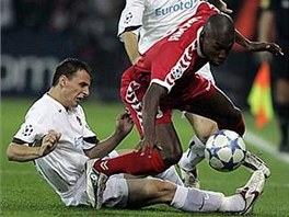 Thun - Sparta, - Leandro z Thunu (uprost�ed) se sna�� p�esko�it v z�pase Ligy