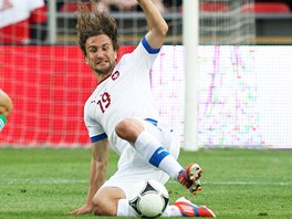 TEN MÍČ JE MŮJ. Reprezentační záložník Petr Jiráček jde do skluzu. TEN MÍČ JE MŮJ. Reprezentační záložník Petr Jiráček jde do skluzu.