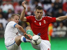 ŠERM KOPAČEK. Maďar Adam Szalai (vpravo) v souboji s českým reprezentantem ŠERM KOPAČEK. Maďar Adam Szalai (vpravo) v souboji s českým reprezentantem