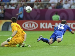 FAUL ZA �ERVENOU A PENALTU. Brank�� Szczesny podr�� v pokutov�m �zem� �eka