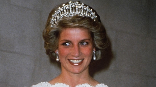 Princezna Diana se slavnou tiarou Cambridge Lover's Knot, která byla navržena v Princezna Diana se slavnou tiarou Cambridge Lover's Knot, která byla navržena v