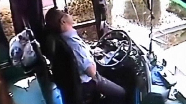 Řidiče autobusu smrtelně zranil železný úlomek z protijedoucího kamionu, který Řidiče autobusu smrtelně zranil železný úlomek z protijedoucího kamionu, který