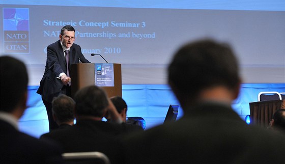 Volker Perthes debatuj�c� v NATO (2010)