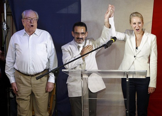 Jean-Marie Le Pen, zakladatel francouzsk� Nov� fronty (vlevo), oslavuje