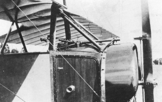 Příď letounu Morane-Saulnier L s vrtulí opatřenou "sekačkami" Příď letounu Morane-Saulnier L s vrtulí opatřenou "sekačkami"