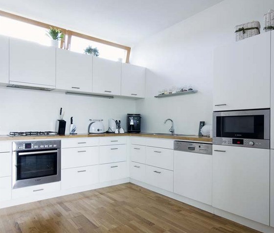 Kuchyňská linka z lakovaných MDF desek má praktický minimalistický design. Kuchyňská linka z lakovaných MDF desek má praktický minimalistický design.