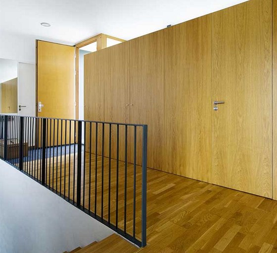 Nad řadou vestavěných skříní, která obsahuje i "skryté" WC, vede pásové okno Nad řadou vestavěných skříní, která obsahuje i "skryté" WC, vede pásové okno