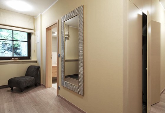 Zrcadlo v chodbě vybraly architektky z nabídky značky Design Mirrors. Odpočivné Zrcadlo v chodbě vybraly architektky z nabídky značky Design Mirrors. Odpočivné
