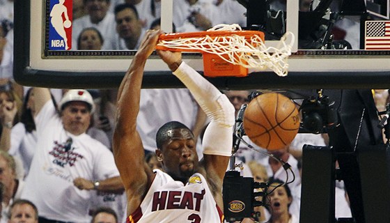 Dwyane Wade z Miami Heat při smeči. Dwyane Wade z Miami Heat při smeči.
