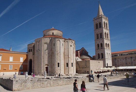 Zadar p�ipom�n� stylem, �ivotem, barvami i stavbami It�lii. Hned to pra�t� do