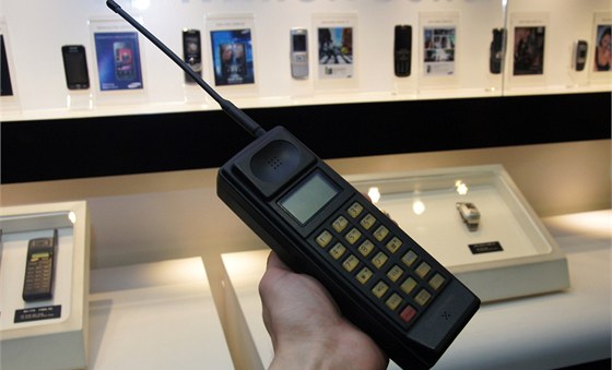 Muzeum Samsung - prvn� mobiln� telefon zna�ky SH-100 (1988)