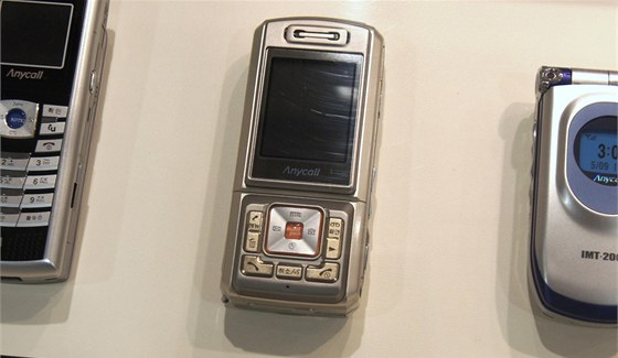 Muzeum Samsung - SPH-S2300, prvn� fotomobil s 3Mpx rozli�en�m a trojn�sobn�m