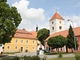 Pohled na kostel a faru v Rouchovanech.