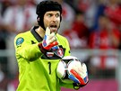 Petr Čech diriguje spoluhráče v utkání proti Polsku. Petr Čech diriguje spoluhráče v utkání proti Polsku.