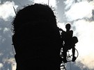 Na vrcholu komína panelárny v Raspenavě musel lezec překonat ještě metr a půl Na vrcholu komína panelárny v Raspenavě musel lezec překonat ještě metr a půl