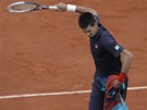 N�P�AH... NA LAVI�KU. Srbsk� tenista Novak Djokovi� se nap�ahuje nikoliv na