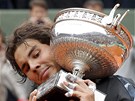 POSEDM�. �pan�lsk� tenista Rafael Nadal si prohl�� Poh�r mu�ket�r�. Trofej pro
