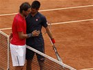GRATULUJU. Srb Novak Djokovi� gratuluje sv�mu �pan�lsk�mu soupe�i k sedm�mu
