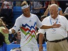 OMLOUV�M SE. Argentinsk� tenista David Nalbandian nakopl p�es reklamn� panel