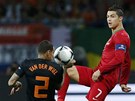SOUBOJ S HV�ZDOU. Fotbalista Nizozemska Gregory van der Wiel hlavi�kuje pobl�