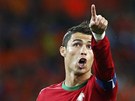 POD�VEJ! Portugalsk� fotbalista Cristiano Ronaldo ukazuje sm�rem k nebi v
