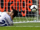 ŘECKO NA LOPATKÁCH. Šestá minuta, skóre 0:2. Řecký obránce Kostas Katsuranis se ŘECKO NA LOPATKÁCH. Šestá minuta, skóre 0:2. Řecký obránce Kostas Katsuranis se
