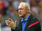 NEVD�VEJTE SE! Tren�r Franciszek Smuda burcuje polsk� fotbalisty.