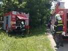 Policist� a hasi�i v pra�sk�ch Cholupic�ch, kde bylo v ho��c�m aut� nalezeno