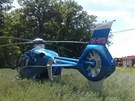 Policist� a hasi�i v pra�sk�ch Cholupic�ch, kde bylo v ho��c�m aut� nalezeno